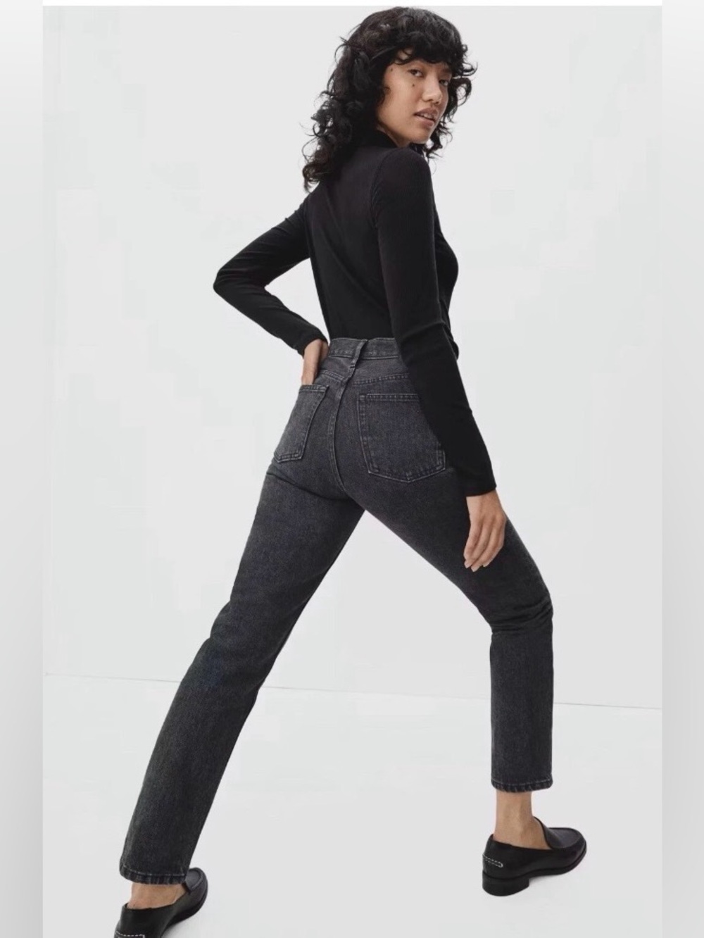 Everlane Curvy Cheeky Straight Leg Jeans in Washed Black